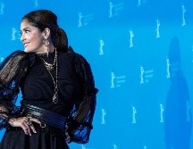 Salma Hayek dio de qué hablar por el mechón de canas que lució en el evento que se llevó a cabo en el Barker Hangar de Santa Mónica, California. EFE/ARCHIVO
