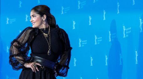Salma Hayek dio de qué hablar por el mechón de canas que lució en el evento que se llevó a cabo en el Barker Hangar de Santa Mónica, California. EFE/ARCHIVO