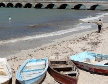 Personal especializado colocó barreras de contención bajo el muelle. SUN/ARCHIVO