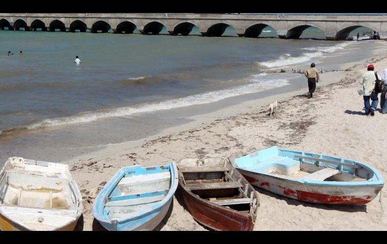 Personal especializado colocó barreras de contención bajo el muelle. SUN/ARCHIVO