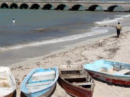 Personal especializado colocó barreras de contención bajo el muelle. SUN/ARCHIVO