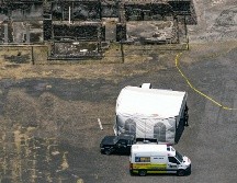 Fotografía aérea que muestra agentes investigadores recorriendo en vehículos la zona de la Pirámide de la Luna este martes. EFE/F. García