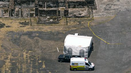 Fotografía aérea que muestra agentes investigadores recorriendo en vehículos la zona de la Pirámide de la Luna este martes. EFE/F. García