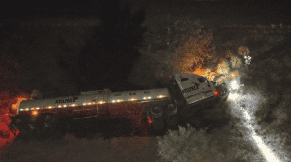 Este hecho se suma a una serie de accidentes recientes en la misma rúa federal que involucran el transporte de sustancias peligrosas. X/@GN_Carreteras Guardia Nacional Carreteras