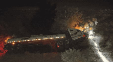 Este hecho se suma a una serie de accidentes recientes en la misma rúa federal que involucran el transporte de sustancias peligrosas. X/@GN_Carreteras Guardia Nacional Carreteras