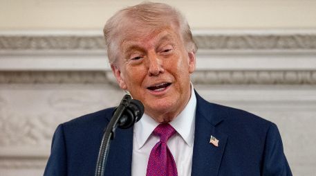 En el video que se viralizó en redes, Trump leyó los pasajes bíblicos de 2 Crónicas 7:11-22 usando la versión Reina Valera. EFE/D. Heuer