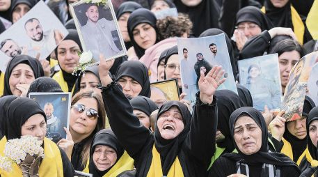 Residentes de Kfar Sir, al Sur del país, entierran a sus vecinos muertos en un funeral masivo. AFP