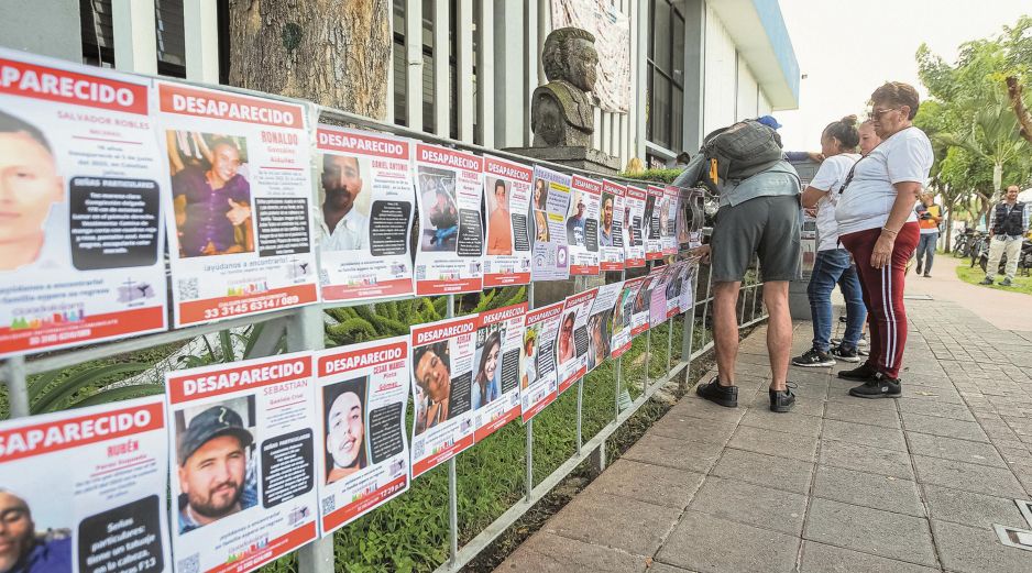 Integrantes de colectivos colocan fichas de personas desaparecidas. EL INFORMADOR/ Archivo