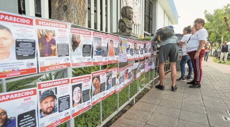 Integrantes de colectivos colocan fichas de personas desaparecidas. EL INFORMADOR/ Archivo