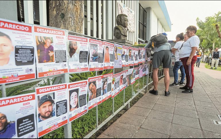Integrantes de colectivos colocan fichas de personas desaparecidas. EL INFORMADOR/ Archivo