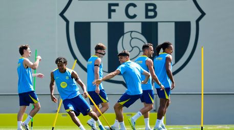 Lamine Yamal y otros jugadores del Barcelona entrenan en la Ciudad Deportiva Joan Gamper para el partido contra el Celta. EFE/A. García