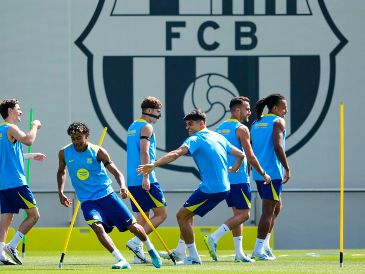 Lamine Yamal y otros jugadores del Barcelona entrenan en la Ciudad Deportiva Joan Gamper para el partido contra el Celta. EFE/A. García