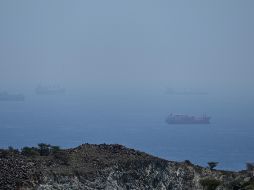 Petroleros y cargueros fondeados en el estrecho de Ormuz. AP
