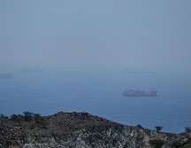 Petroleros y cargueros fondeados en el estrecho de Ormuz. AP