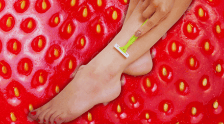 el uso frecuente de rastrillos sin filo, la fricción constante con ropa excesivamente ajustada o la falta de una rutina de exfoliación adecuada son factores determinantes que agravan esta condición. ESPECIAl / CANVA