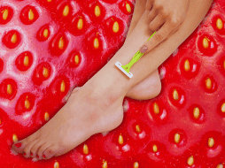 el uso frecuente de rastrillos sin filo, la fricción constante con ropa excesivamente ajustada o la falta de una rutina de exfoliación adecuada son factores determinantes que agravan esta condición. ESPECIAl / CANVA