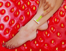 el uso frecuente de rastrillos sin filo, la fricción constante con ropa excesivamente ajustada o la falta de una rutina de exfoliación adecuada son factores determinantes que agravan esta condición. ESPECIAl / CANVA