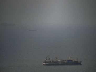 El buque con bandera jordana "Baghdad" navega en el golfo Pérsico hacia el estrecho de Ormuz en Emiratos Árabes Unidos. AP