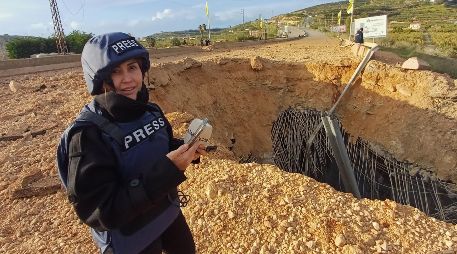 La periodista libanesa Amal Khalil, del diario Al-Akhbar, informa cerca de un puente destruido en Qasmiyeh, Líbano, el domingo 22 de marzo de 2026. AP/ARCHIVO