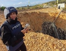 La periodista libanesa Amal Khalil, del diario Al-Akhbar, informa cerca de un puente destruido en Qasmiyeh, Líbano, el domingo 22 de marzo de 2026. AP/ARCHIVO
