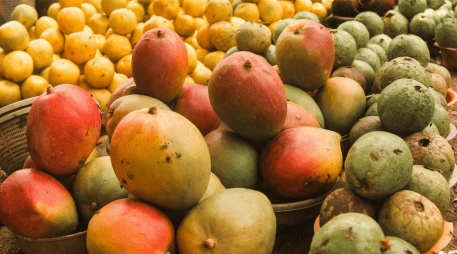 Los productores confirmaron que a la fecha acumulan casi 100 lotes del fruto con larvas. CANVA