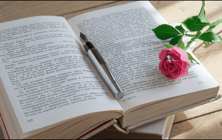 Los amantes de los libros esperan con ansias este día para recibir como deatlle y obsequio un libro y una rosa. CANVA