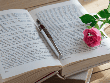 Los amantes de los libros esperan con ansias este día para recibir como deatlle y obsequio un libro y una rosa. CANVA