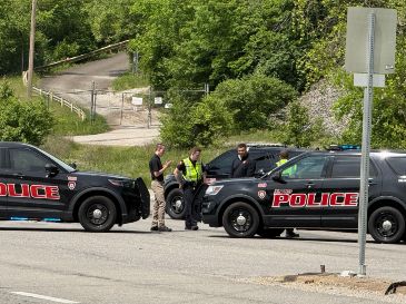 La policía bloquea una avenida cerca de una planta química donde se produjo una fuga que dejó dos personas muertas. AP/J. Raby