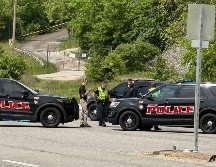 La policía bloquea una avenida cerca de una planta química donde se produjo una fuga que dejó dos personas muertas. AP/J. Raby