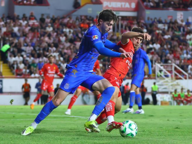 Con 35 puntos, el Rebaño se mantiene en la cima, pero siente el aliento de los Pumas de la UNAM, que con 33 unidades acechan la posición de honor a falta de una fecha. IMAGO7/P. Ramírez