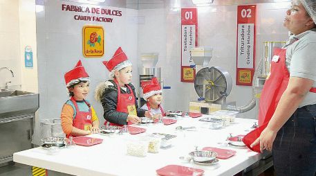 En KidZania, los niños juegan a ser adultos al desempeñar más de 60 profesiones reales y ganar “dinero” para gastar en el recinto. EL INFORMADOR