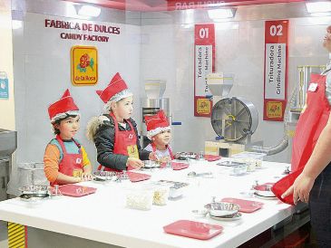 En KidZania, los niños juegan a ser adultos al desempeñar más de 60 profesiones reales y ganar “dinero” para gastar en el recinto. EL INFORMADOR