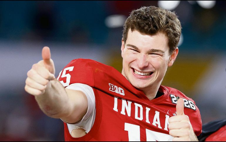 Fernando Mendoza. El quarterback de origen cubano se perfila a ser la primera selección global y jugar con los Raiders de Las Vegas. AFP