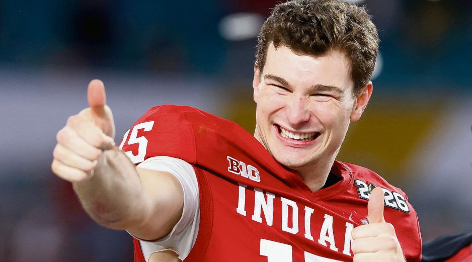 Fernando Mendoza. El quarterback de origen cubano se perfila a ser la primera selección global y jugar con los Raiders de Las Vegas. AFP