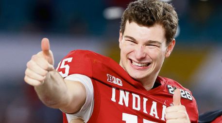 Fernando Mendoza. El quarterback de origen cubano se perfila a ser la primera selección global y jugar con los Raiders de Las Vegas. AFP