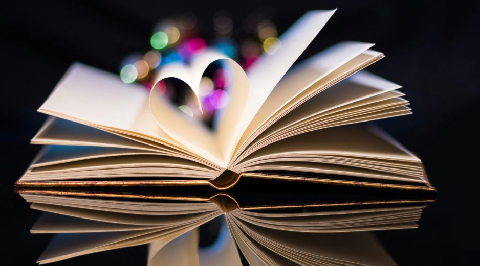 Regalar libros no sólo es una forma de demostrar aprecio, sino también de fomentar el hábito de la lectura. Unsplash