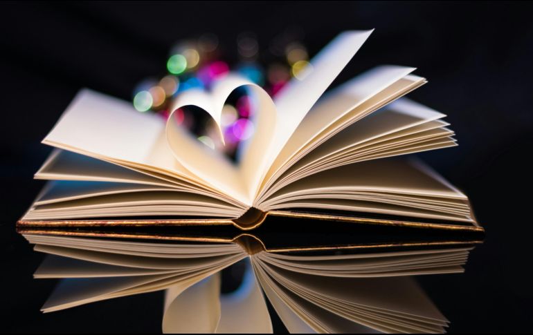 Regalar libros no sólo es una forma de demostrar aprecio, sino también de fomentar el hábito de la lectura. Unsplash