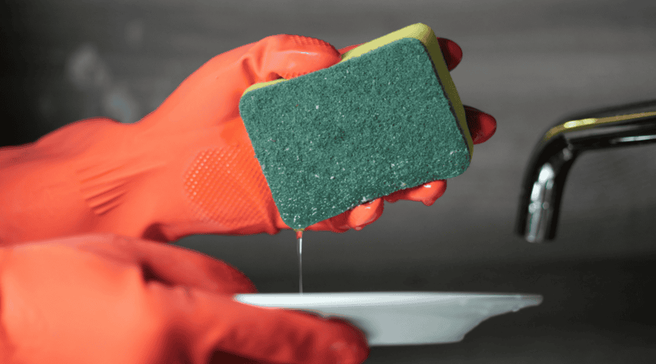 Aprender a desinfectar correctamente es un paso clave en la limpieza de este espacio. ESPECIAL / CANVA