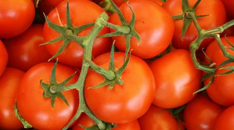 Con estas alternativas puedes seguir preparando tus platillos favoritos sin necesidad de usar jitomate, mientras cuidas tu bolsillo. Unsplash