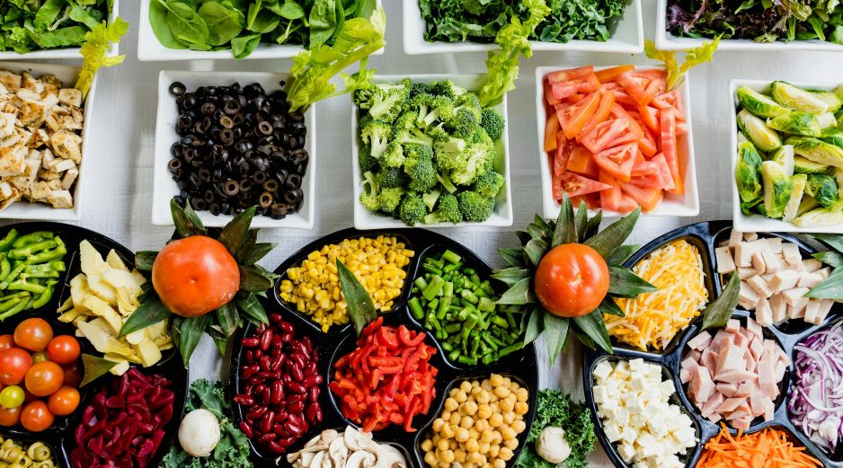 En conjunto, estos alimentos no solo contribuyen a mejorar la apariencia de la piel, sino que también ayudan a mantenerla resistente frente al paso del tiempo. Unsplash