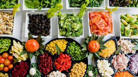 En conjunto, estos alimentos no solo contribuyen a mejorar la apariencia de la piel, sino que también ayudan a mantenerla resistente frente al paso del tiempo. Unsplash