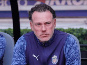 Con liderato, Liguilla y Selección en el horizonte, cada movimiento pesa el doble en Chivas. Y esta noche, antes del silbatazo inicial, Gabriel Milito ya dio de qué hablar con una decisión que sacudió al entorno rojiblanco. IMAGO7