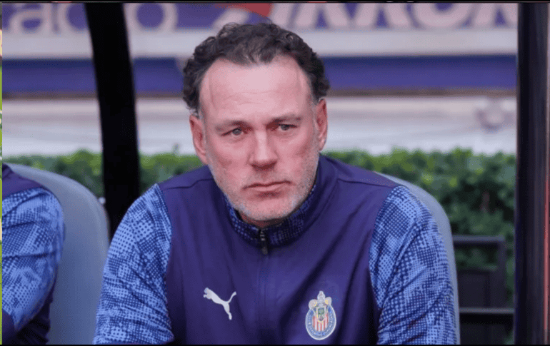 Con liderato, Liguilla y Selección en el horizonte, cada movimiento pesa el doble en Chivas. Y esta noche, antes del silbatazo inicial, Gabriel Milito ya dio de qué hablar con una decisión que sacudió al entorno rojiblanco. IMAGO7