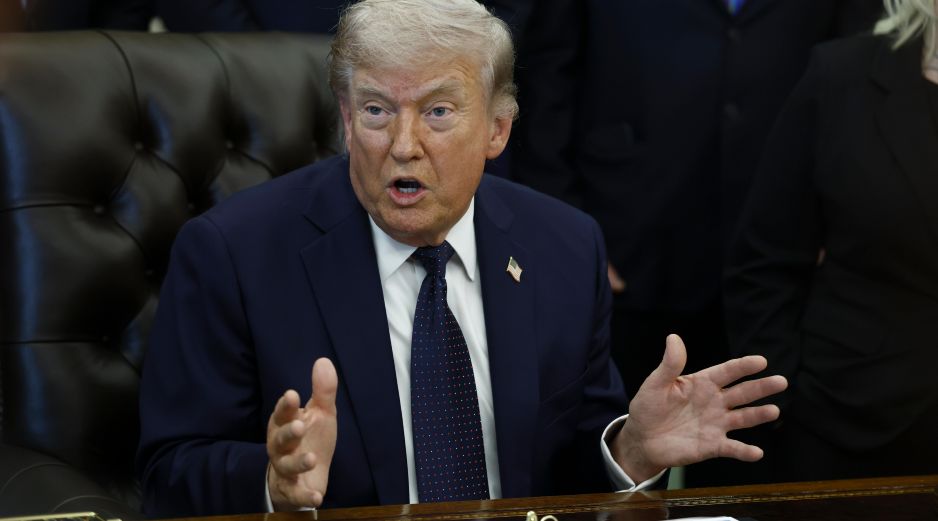 El mandatario asegura no sentir presión por terminarlo, advirtiendo que es Irán quien arriesga su infraestructura petrolera. EFE/W. Oliver