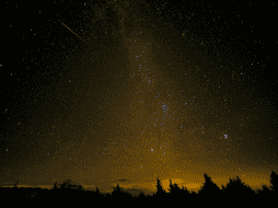 El radiante de la lluvia de meteoritos se encuentra en la constelación de Lira, cerca de su estrella más brillante, Vega. CANVA