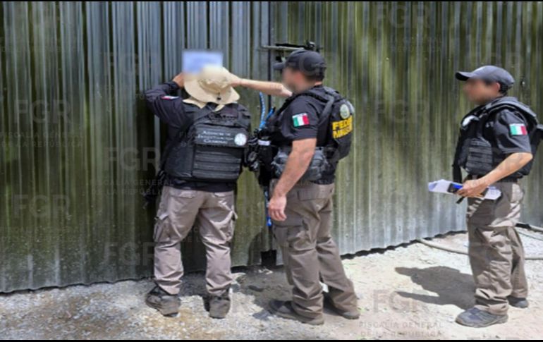 Aseguran casi 5 mil litros de hidrocarburo y desmantelan toma clandestina en Tototlán. CORTESÍA/FGR