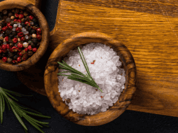 Puedes mezclarlo ligeramente o dejarlo en capas para un efecto decorativo. CANVA