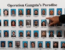 Un reportero apunta a una pizarra donde se muestra a individuos identificados como miembros y colaboradores de la Mafia Mexicana después de una conferencia de prensa en California. AP/J. Hong