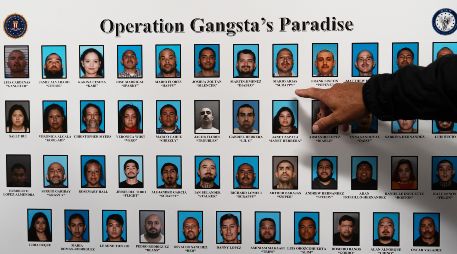 Un reportero apunta a una pizarra donde se muestra a individuos identificados como miembros y colaboradores de la Mafia Mexicana después de una conferencia de prensa en California. AP/J. Hong