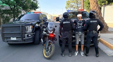 Al encontrarlo en posesión del arma, con la que presuntamente había atacado a su víctima, los oficiales detuvieron a quien fue identificado como Edson 